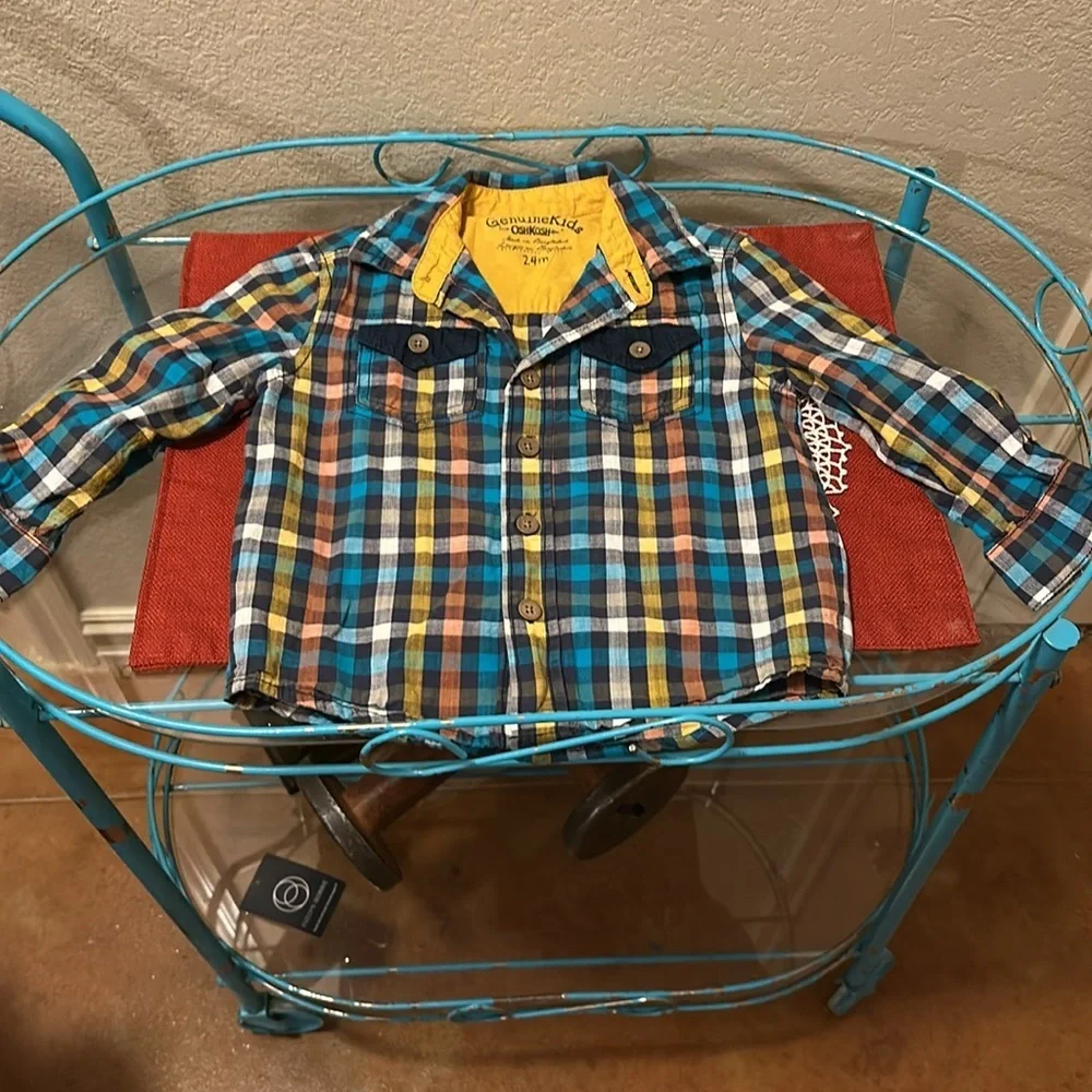 Oshkosh boys long sleeve button up plaid shirt with pockets. EUC Size 24m